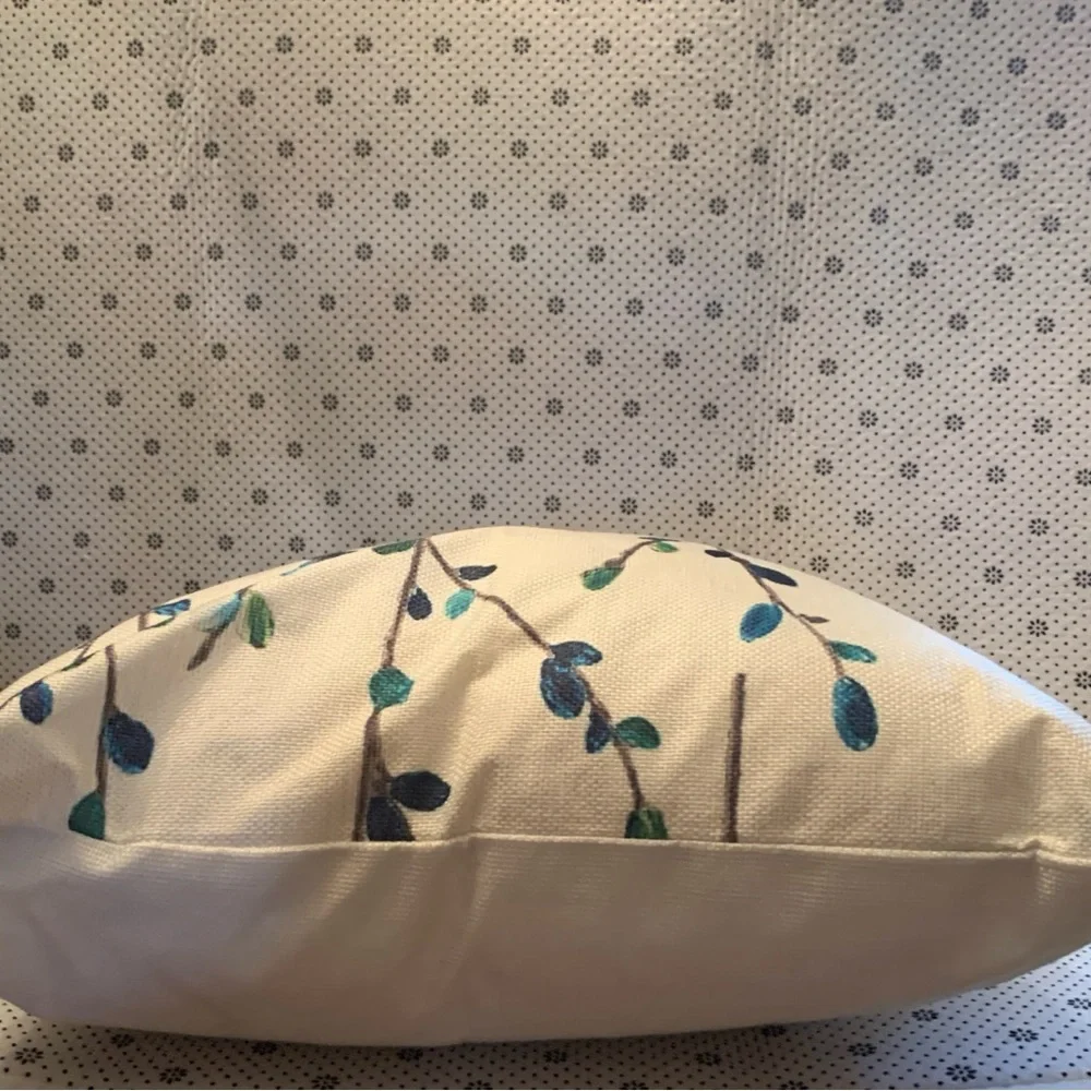 Three beautiful zip pillow cases sold as set of three. - Picture 5 of 5